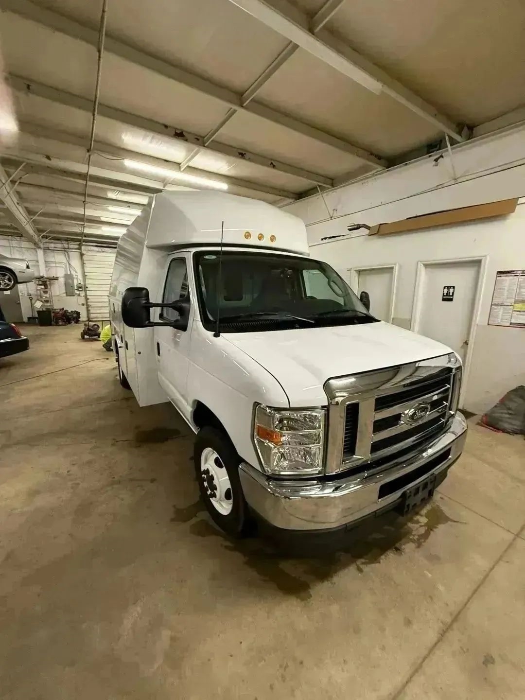 Ford Econoline E-350 Super Duty 2024