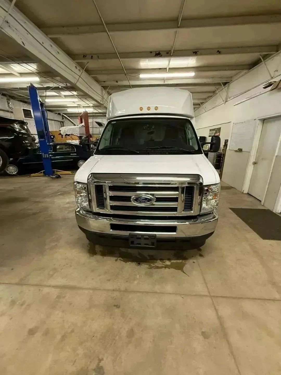 Ford Econoline E-350 Super Duty 2024