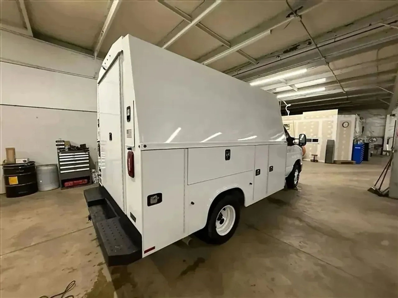 Ford Econoline E-350 Super Duty 2024