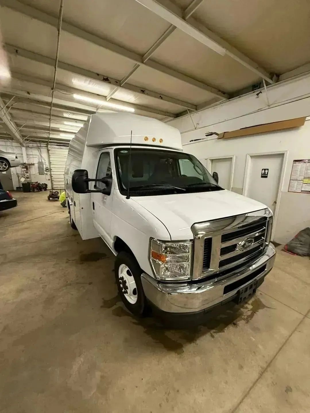 Ford Econoline E-350 Super Duty 2024