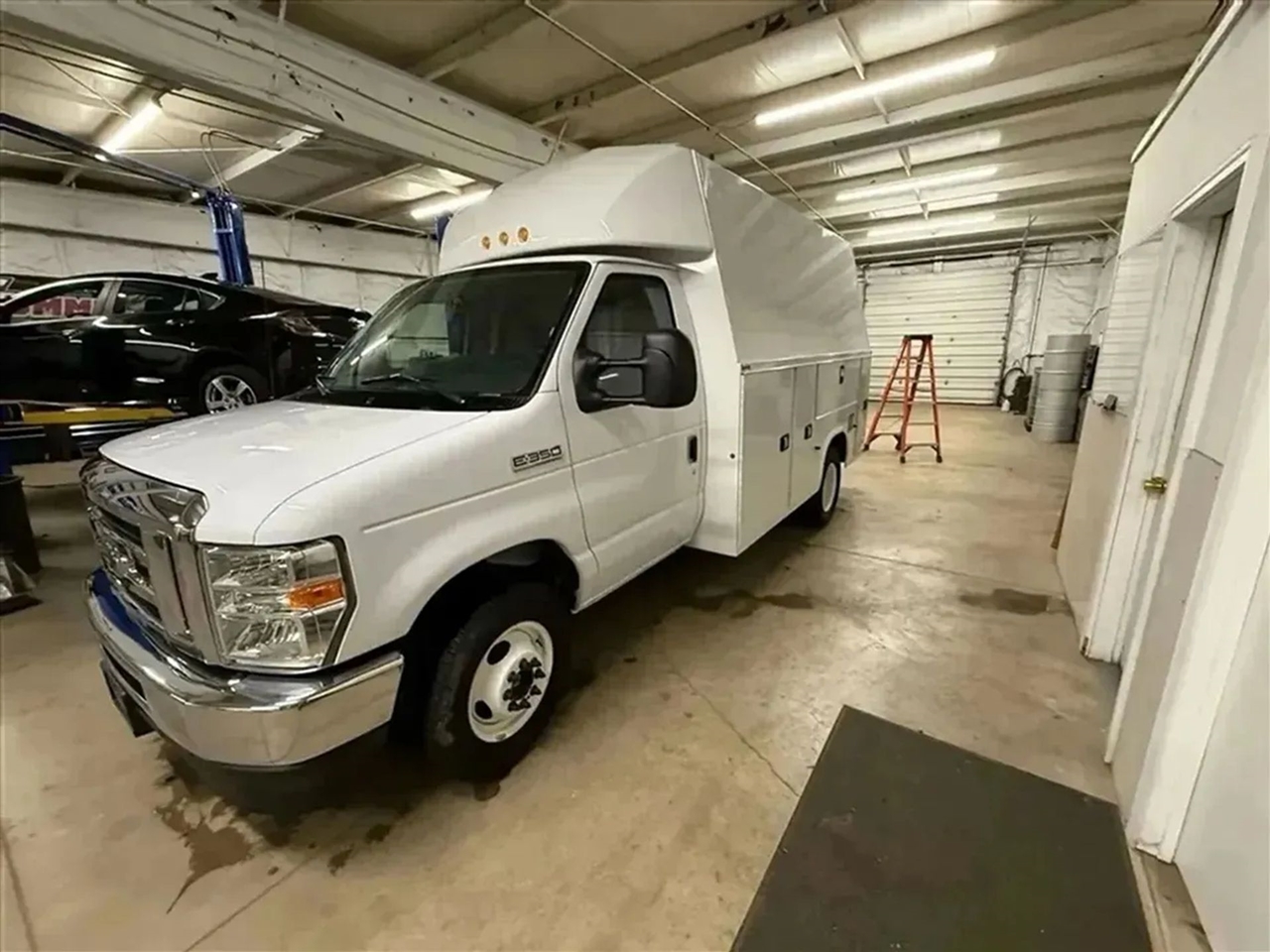 Ford Econoline E-350 Super Duty 2024