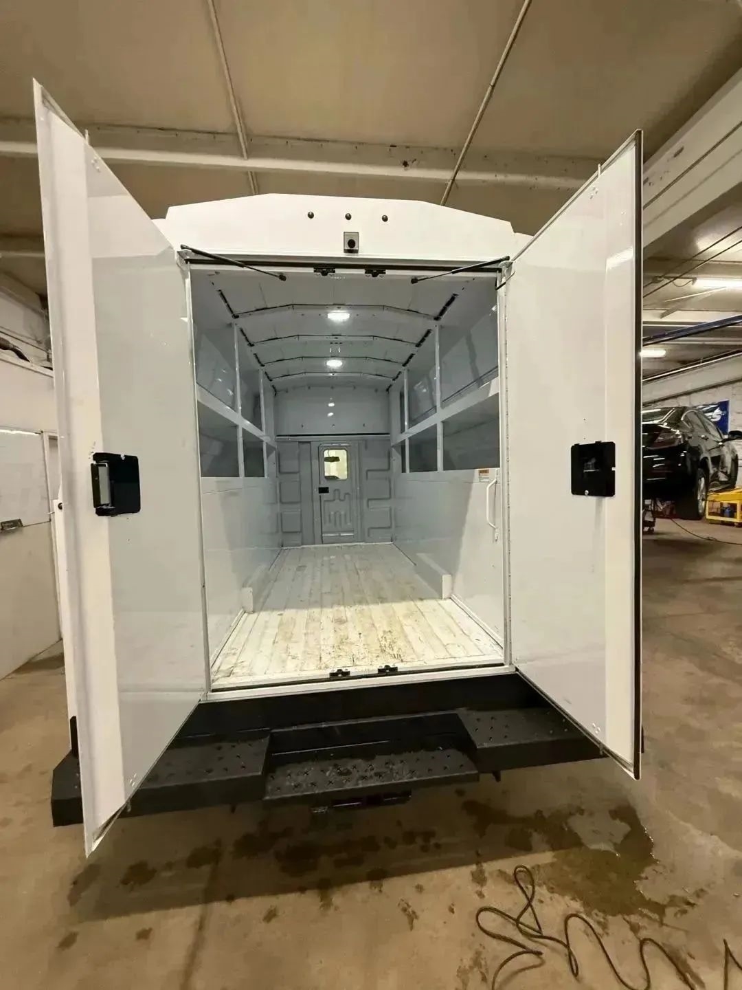 Ford Econoline E-350 Super Duty 2024