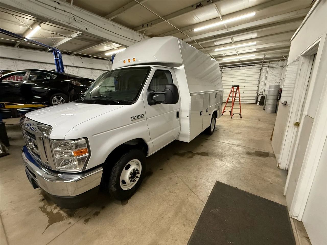 Ford Econoline E-350 Super Duty 2024