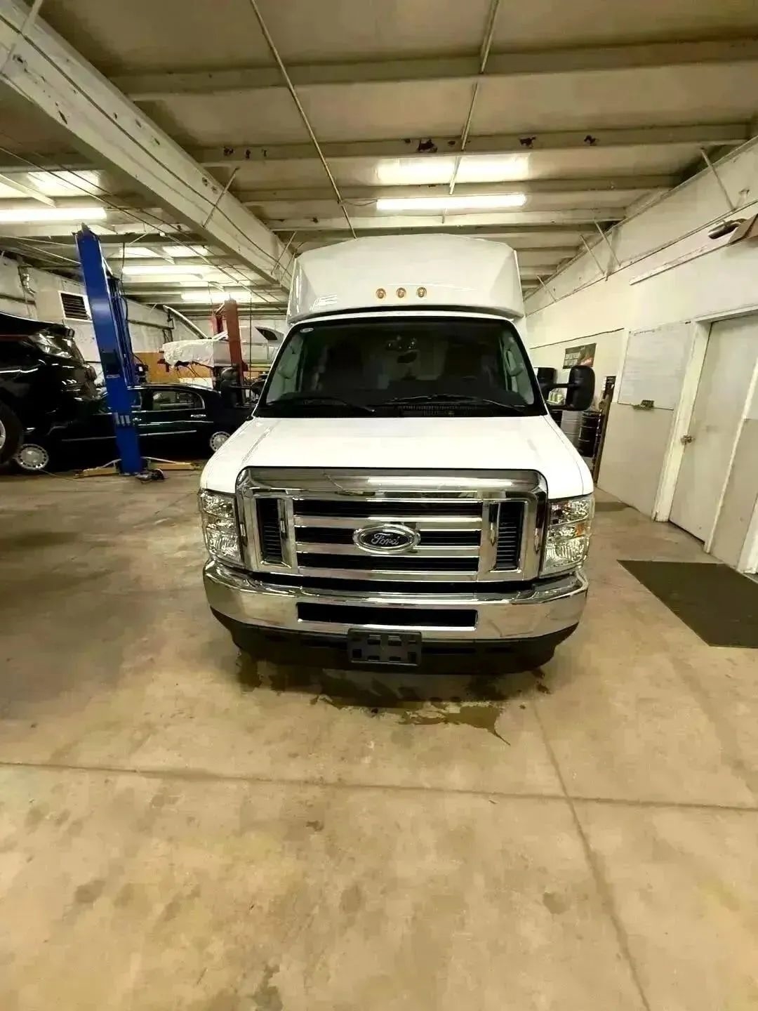 Ford Econoline E-350 Super Duty 2024