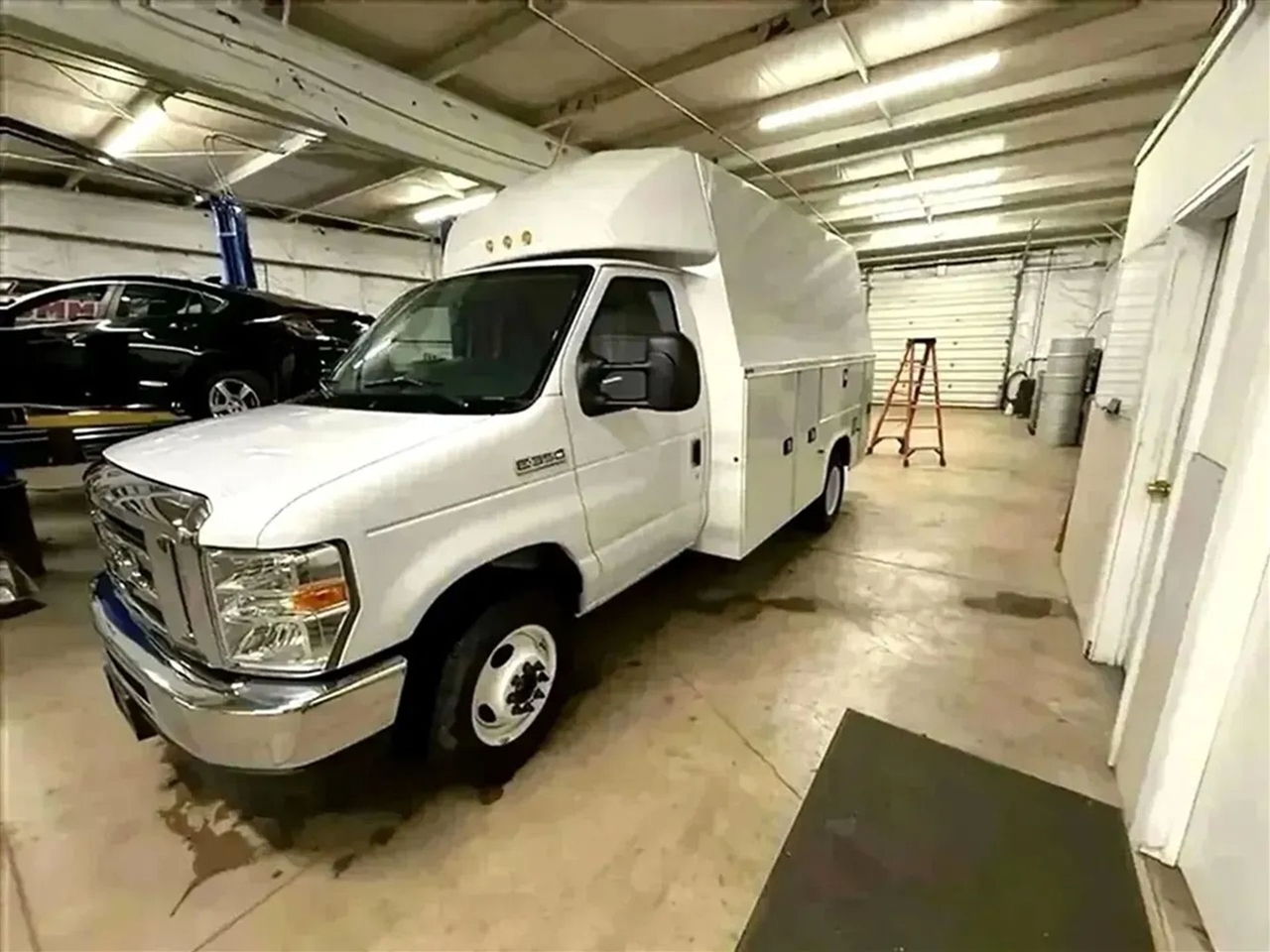Ford Econoline E-350 Super Duty 2024