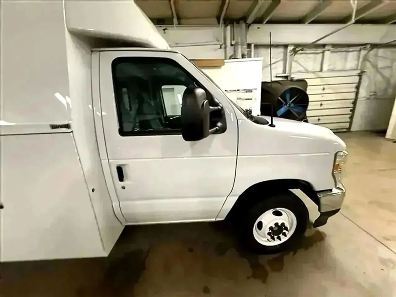 Ford Econoline E-350 Super Duty 2024