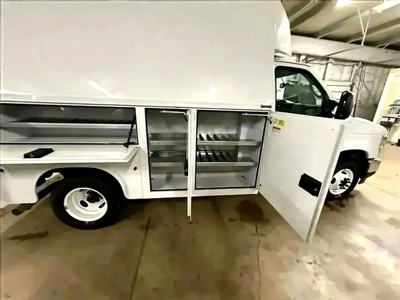 Ford Econoline E-350 Super Duty 2024