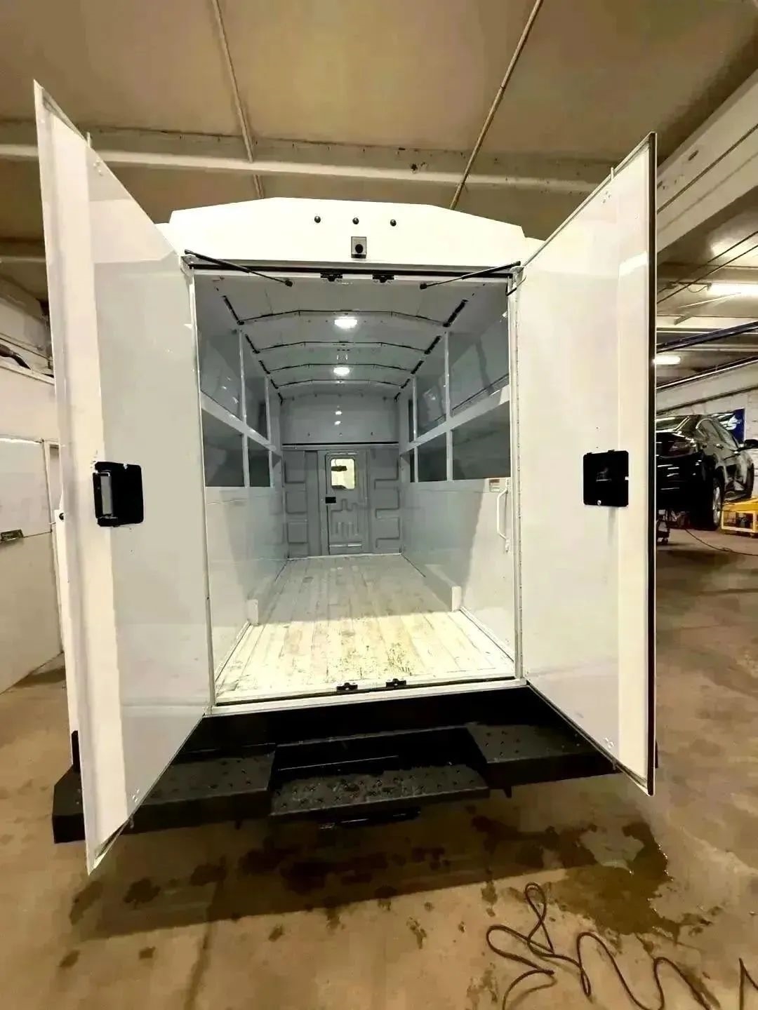 Ford Econoline E-350 Super Duty 2024