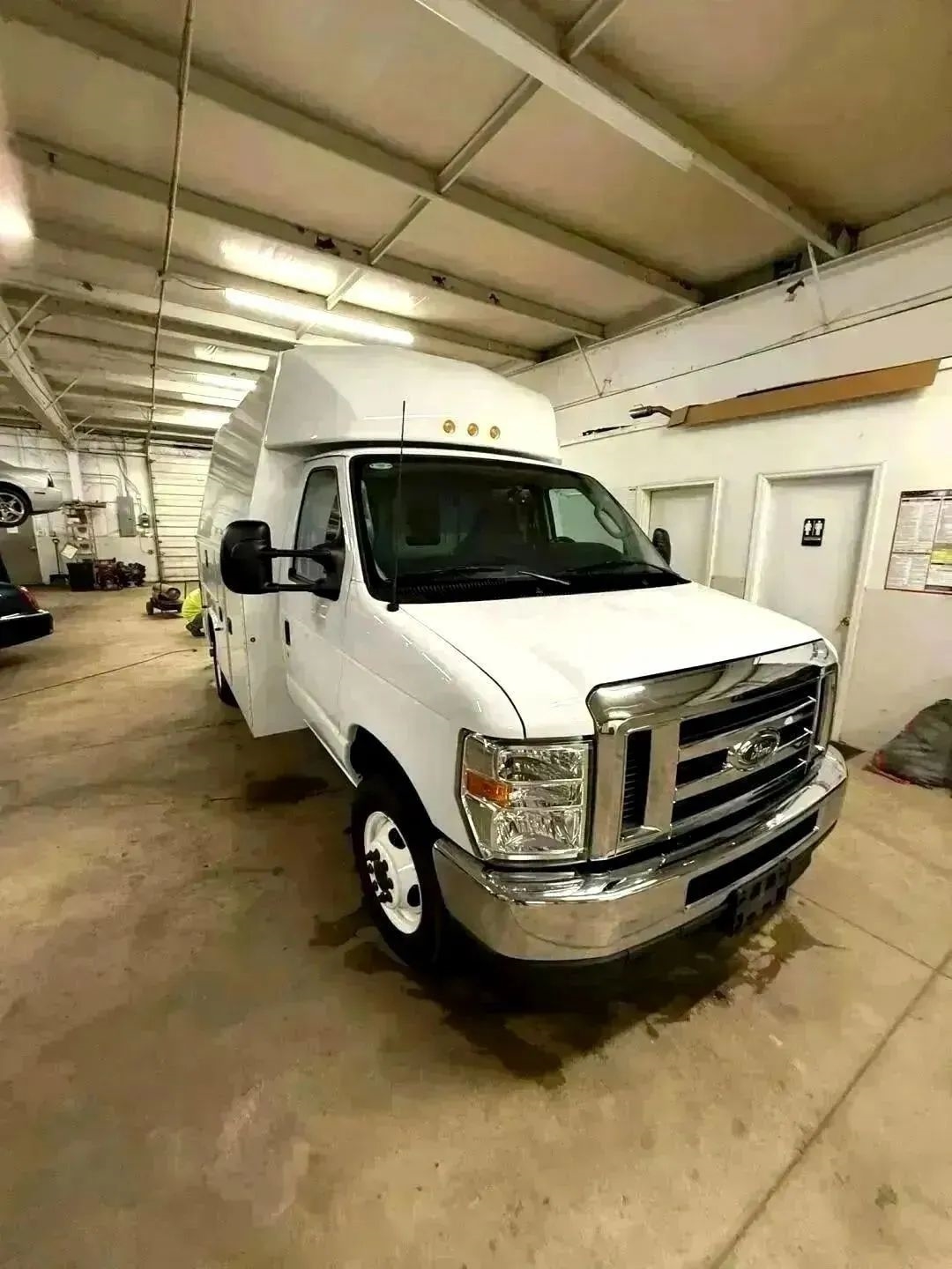Ford Econoline E-350 Super Duty 2024
