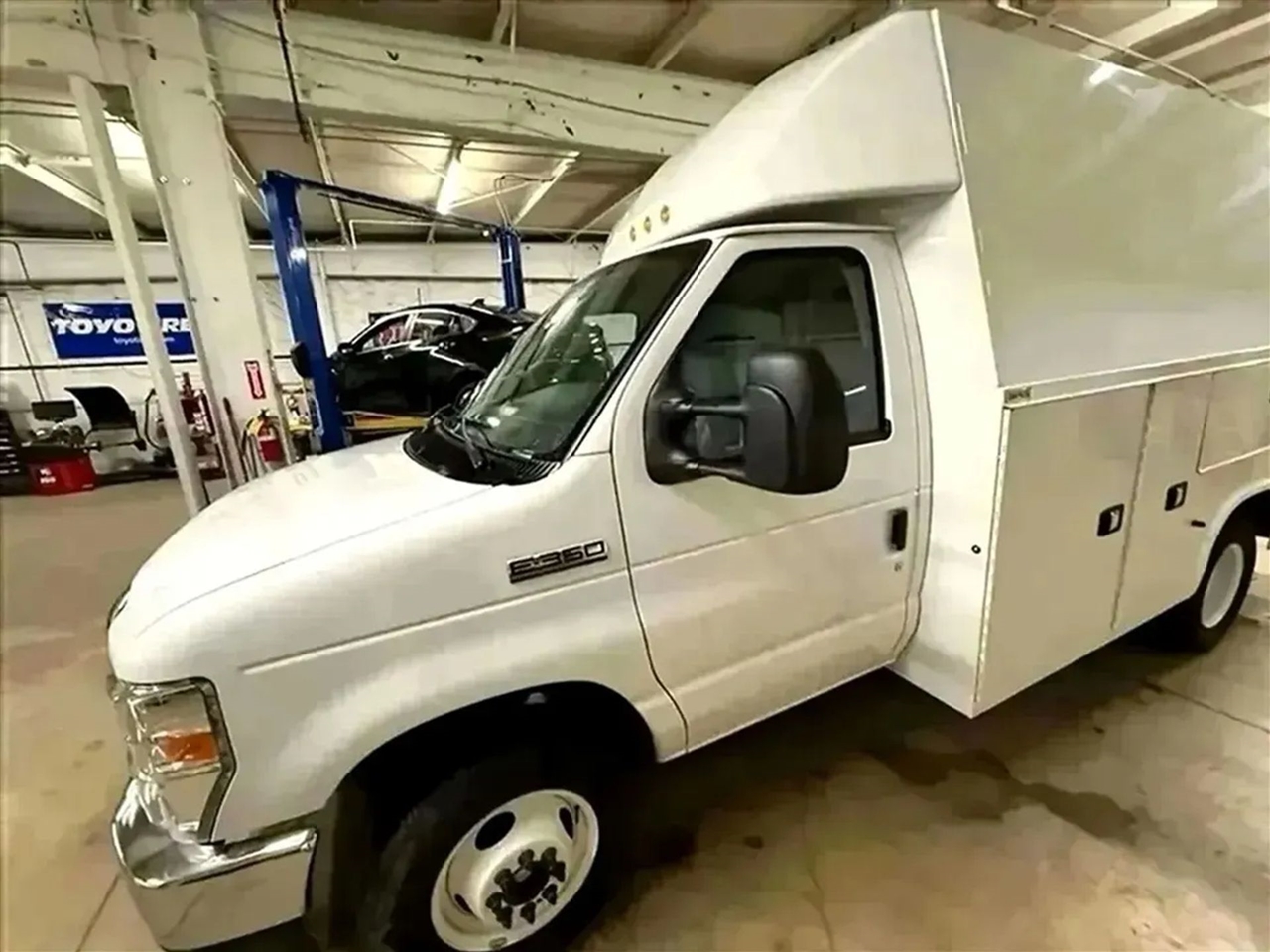 Ford Econoline E-350 Super Duty 2024