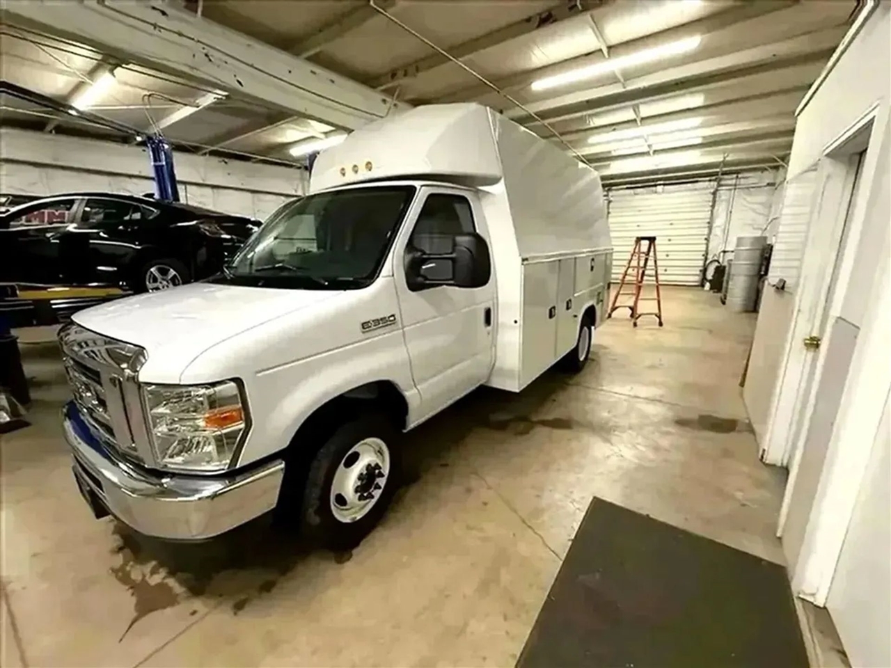Ford Econoline E-350 Super Duty 2024