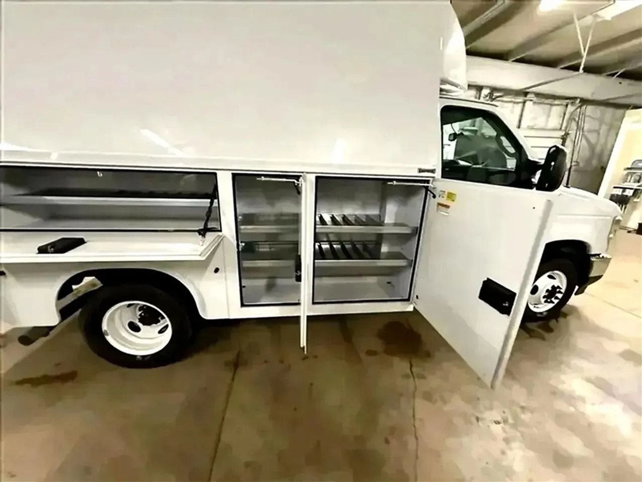 Ford Econoline E-350 Super Duty 2024