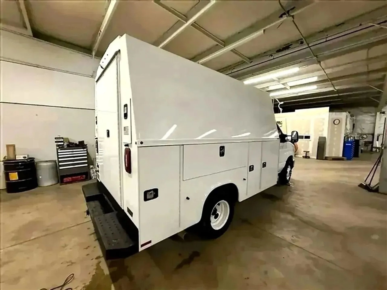 Ford Econoline E-350 Super Duty 2024