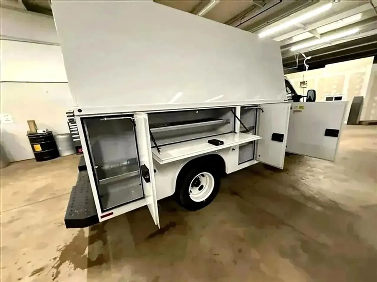 Ford Econoline E-350 Super Duty 2024