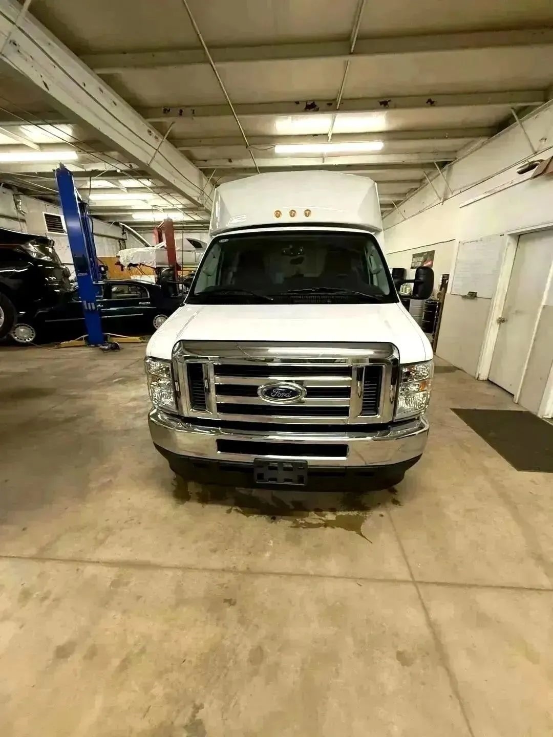 Ford Econoline E-350 Super Duty 2024