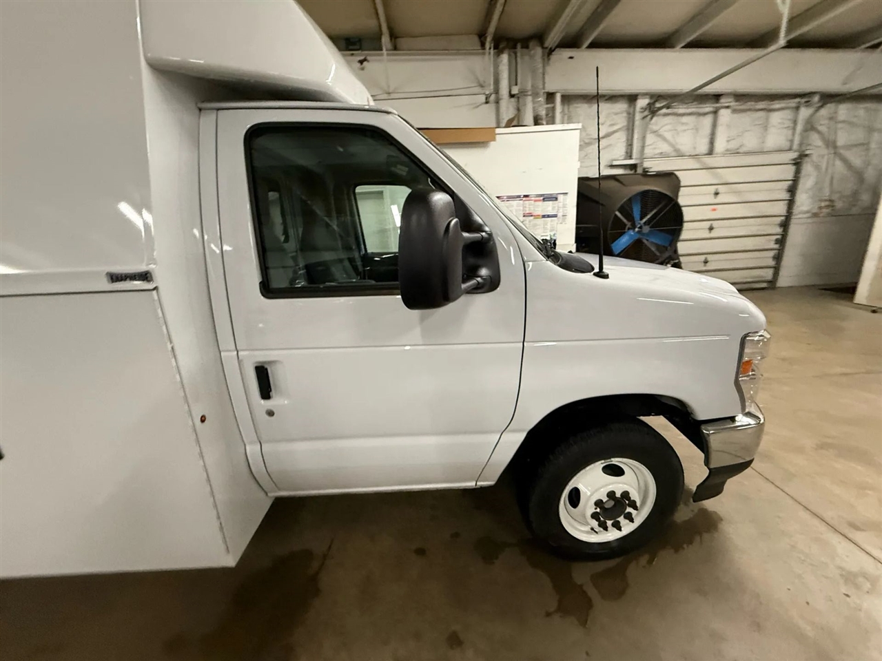 Ford Econoline E-350 Super Duty 2024
