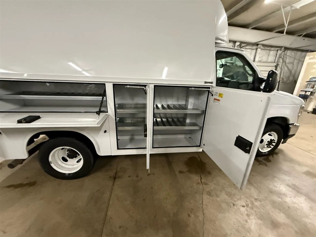 Ford Econoline E-350 Super Duty 2024