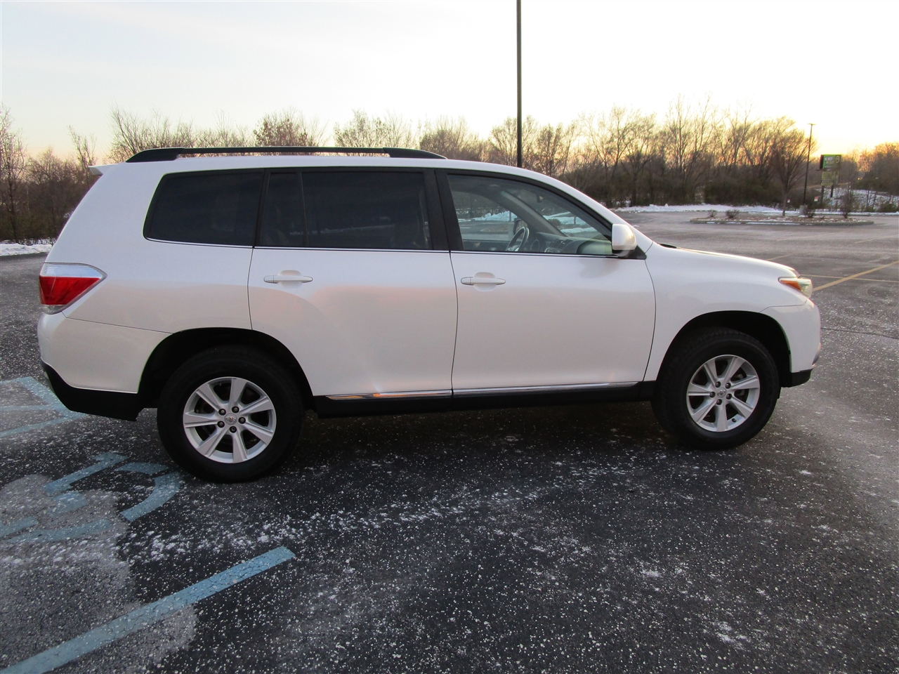 Toyota Highlander Base 2WD V6 2013
