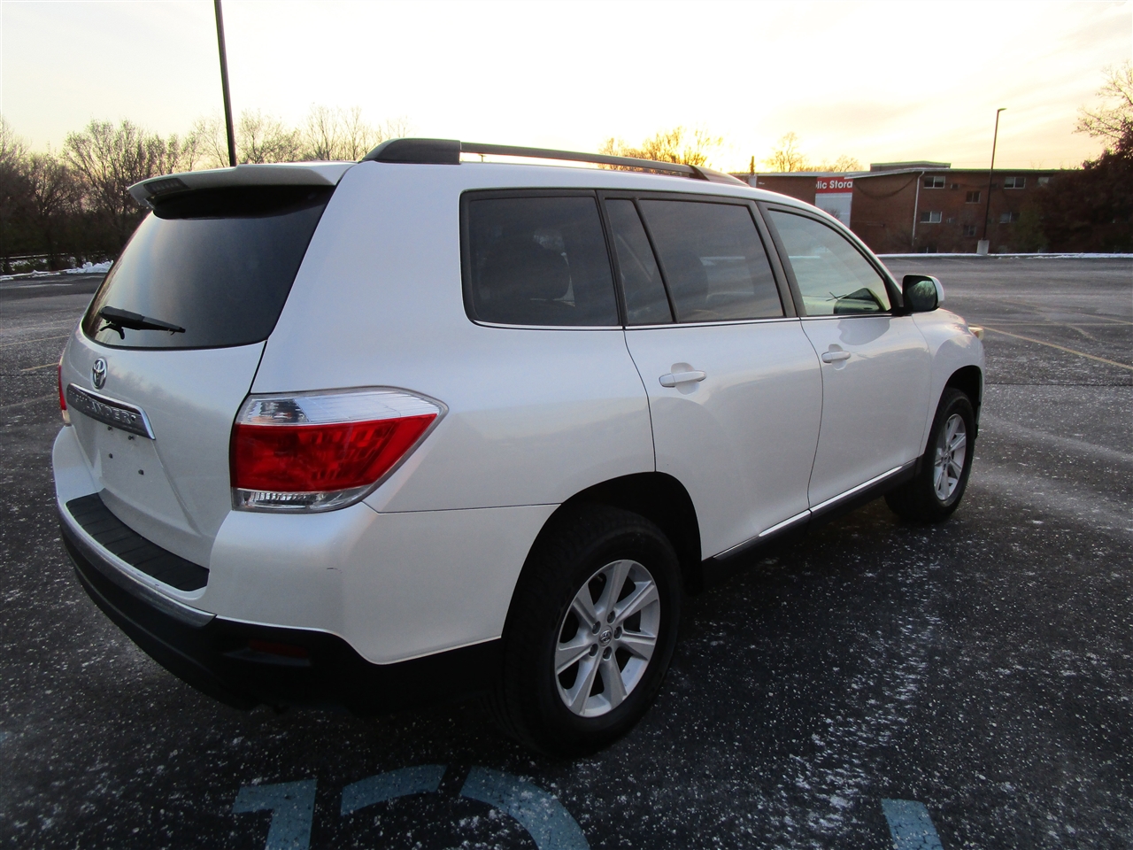 Toyota Highlander Base 2WD V6 2013