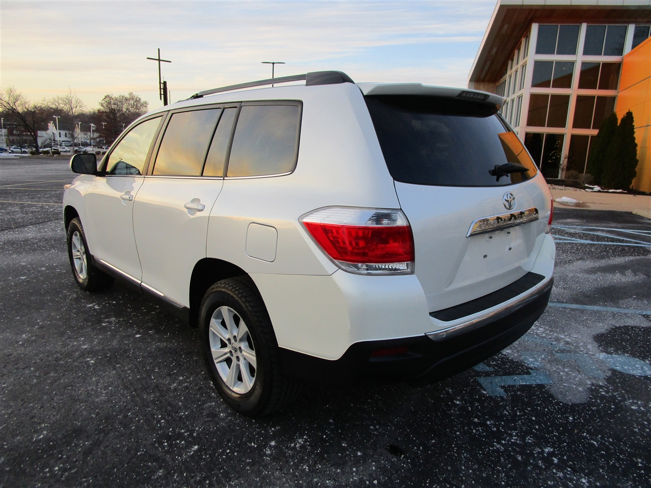 Toyota Highlander Base 2WD V6 2013