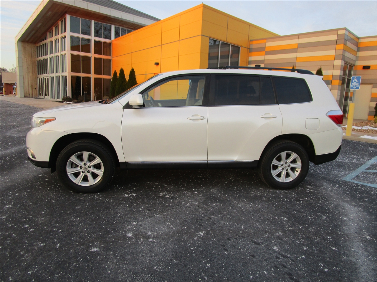 Toyota Highlander Base 2WD V6 2013