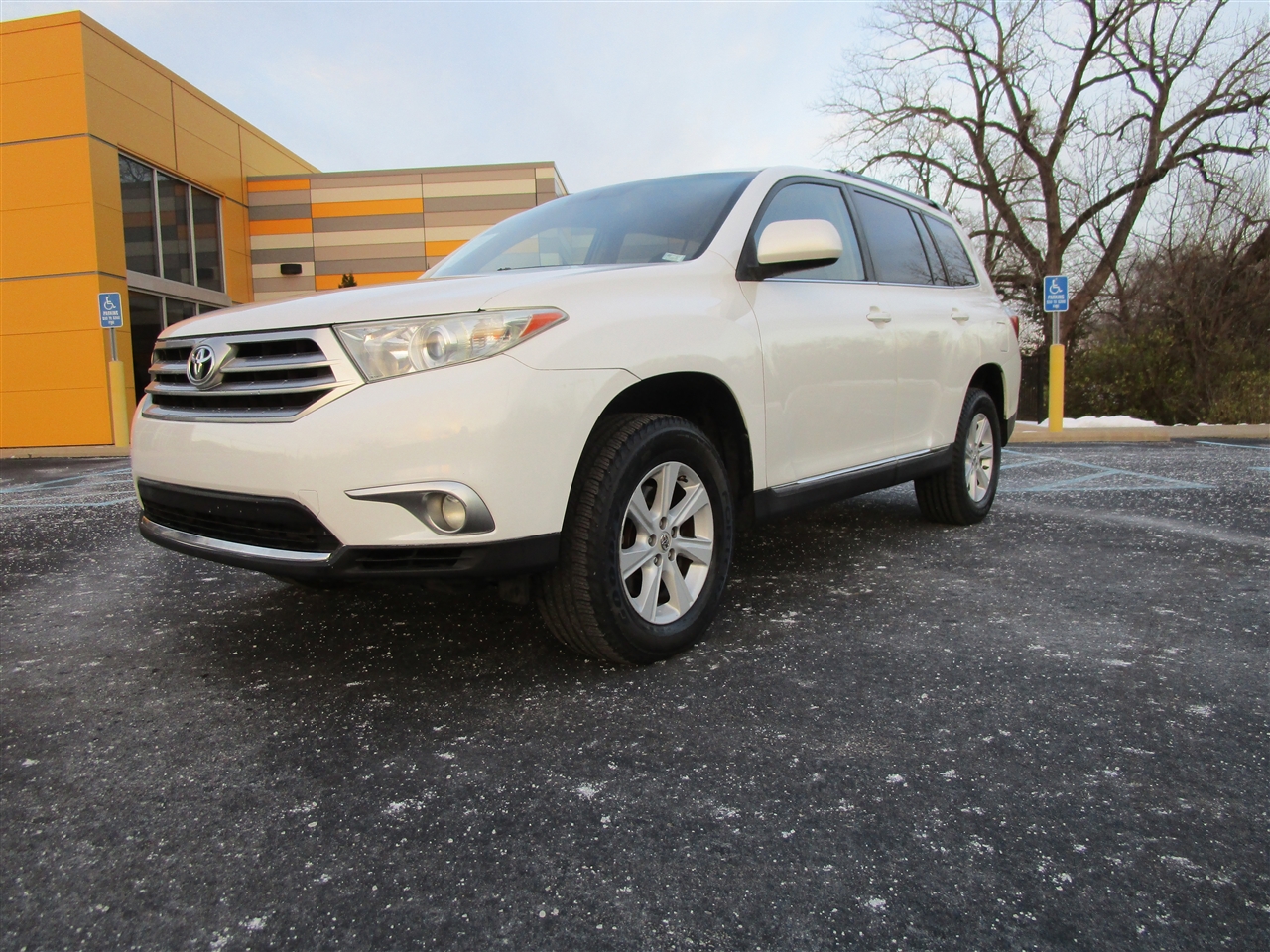 Toyota Highlander Base 2WD V6 2013