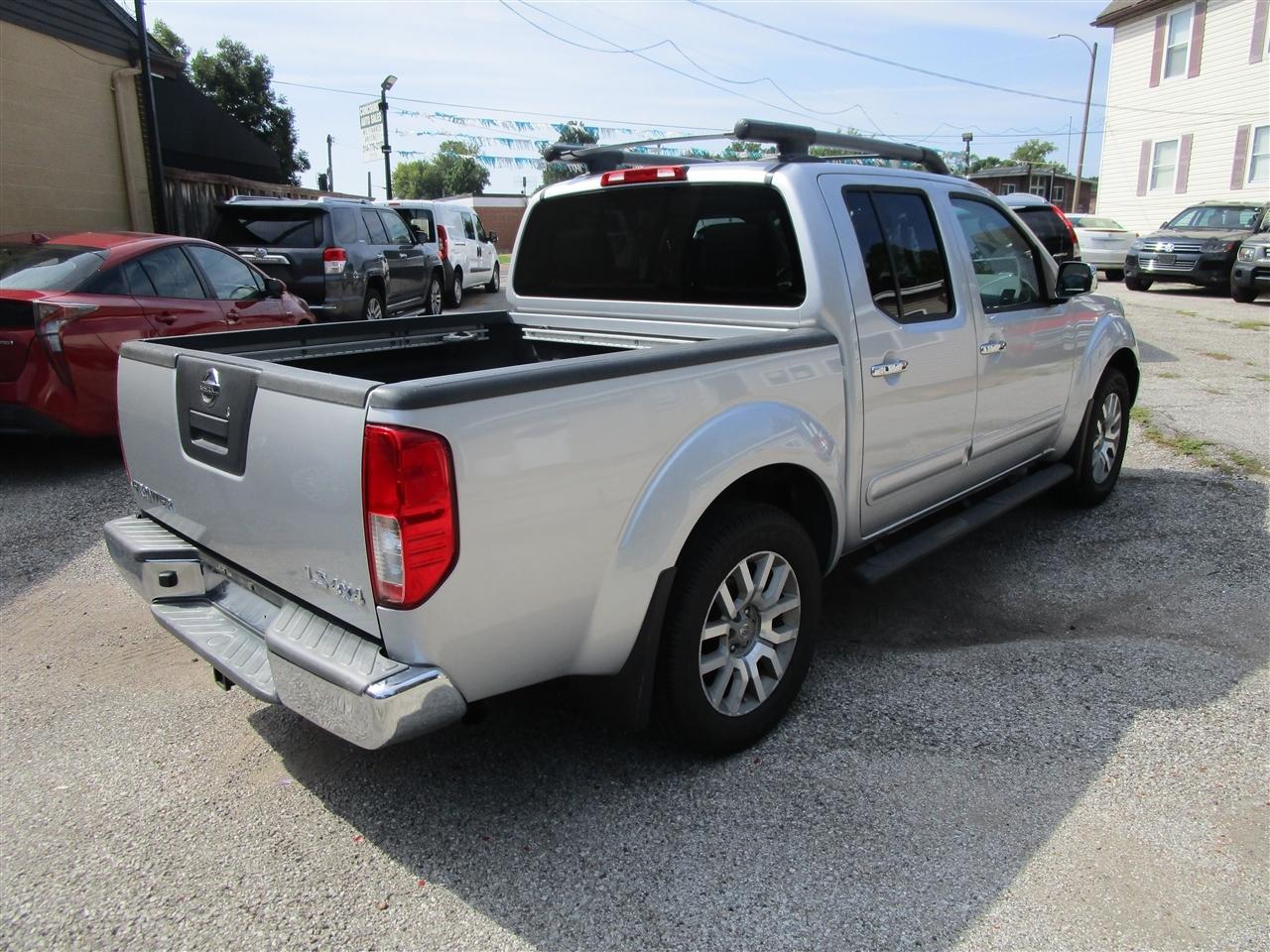 Nissan Frontier SL Crew Cab 4WD 2011