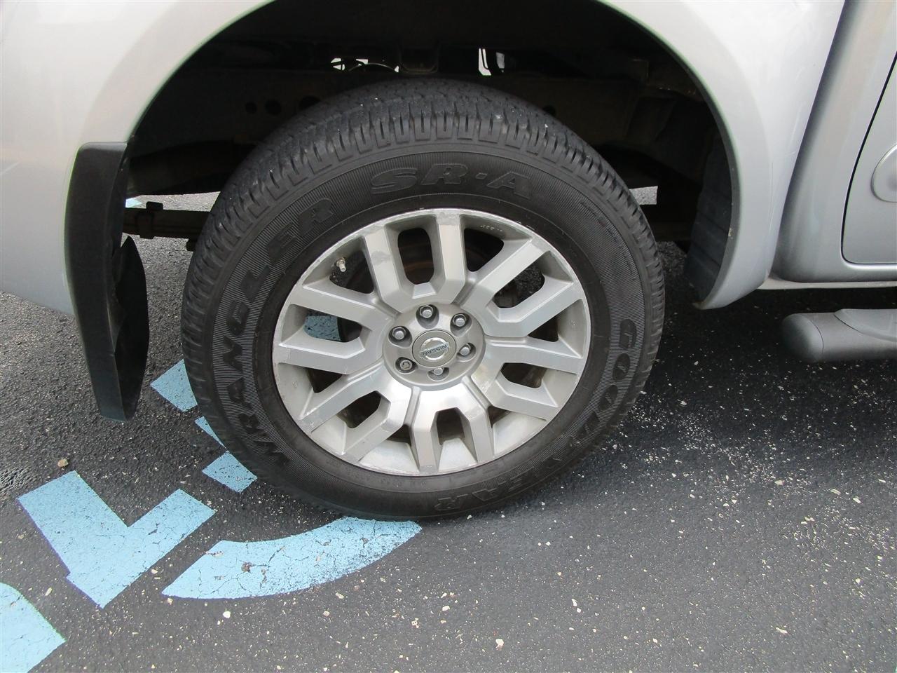 Nissan Frontier SL Crew Cab 4WD 2011