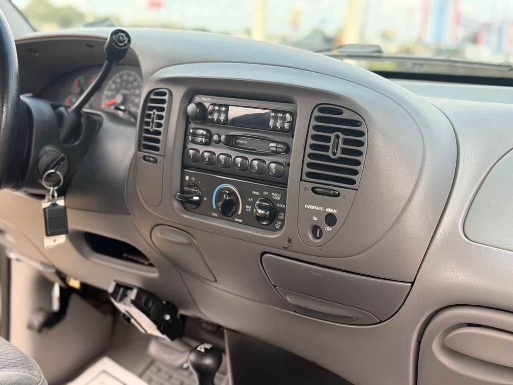 Ford F-150 4WD Reg Cab 126" XLT 1998