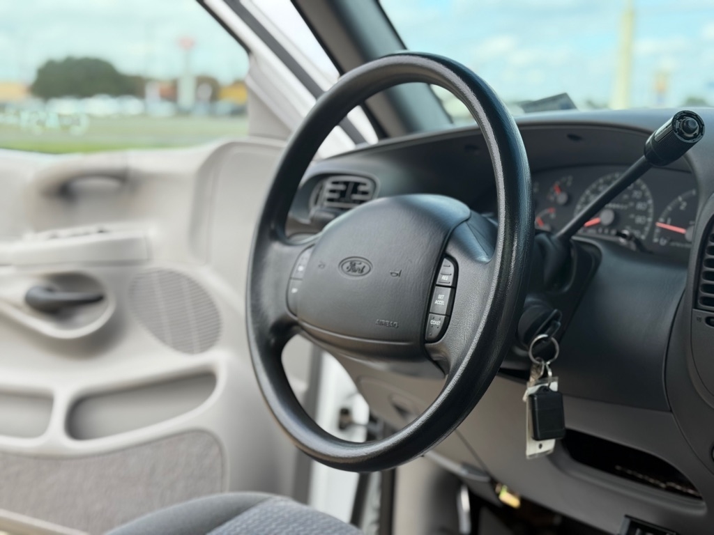 Ford F-150 4WD Reg Cab 126" XLT 1998