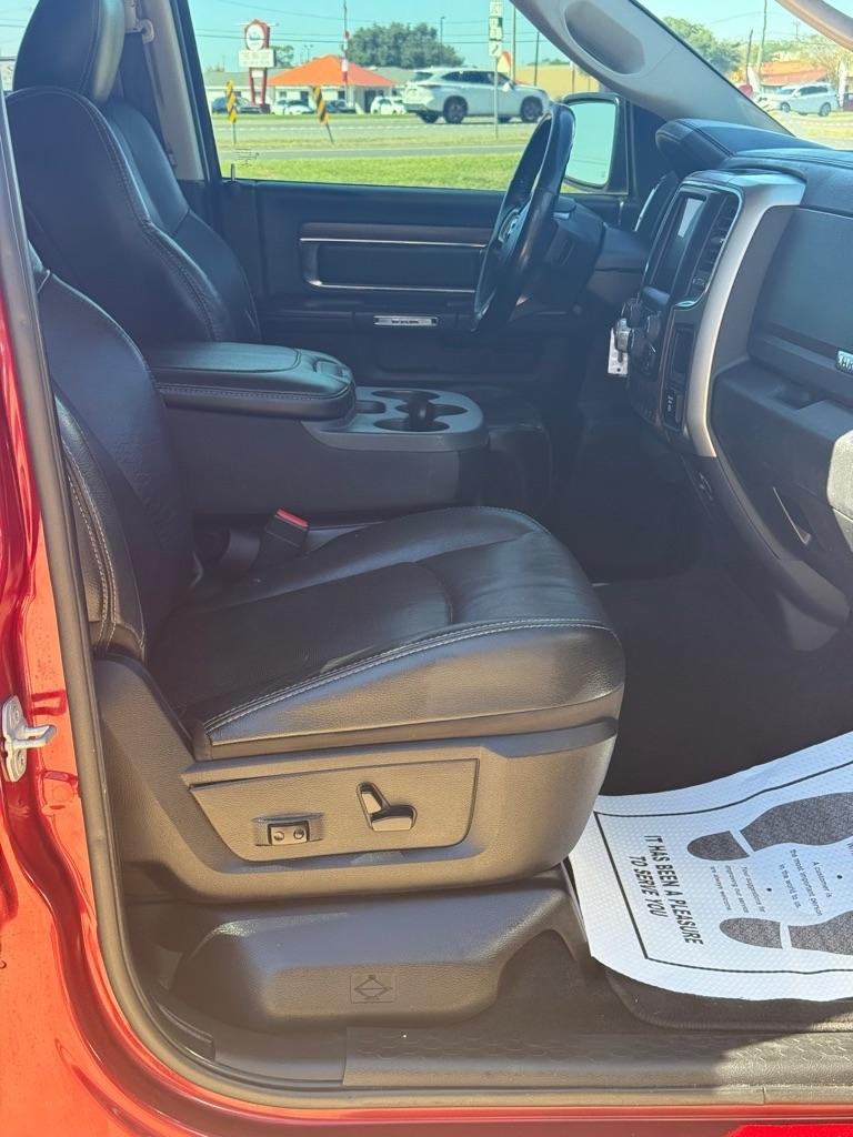RAM 1500 4WD Crew Cab 140.5" Laramie 2015