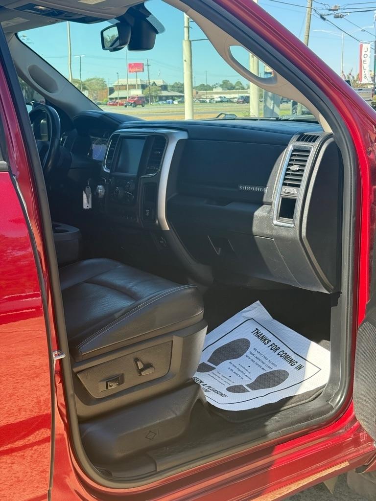 RAM 1500 4WD Crew Cab 140.5" Laramie 2015