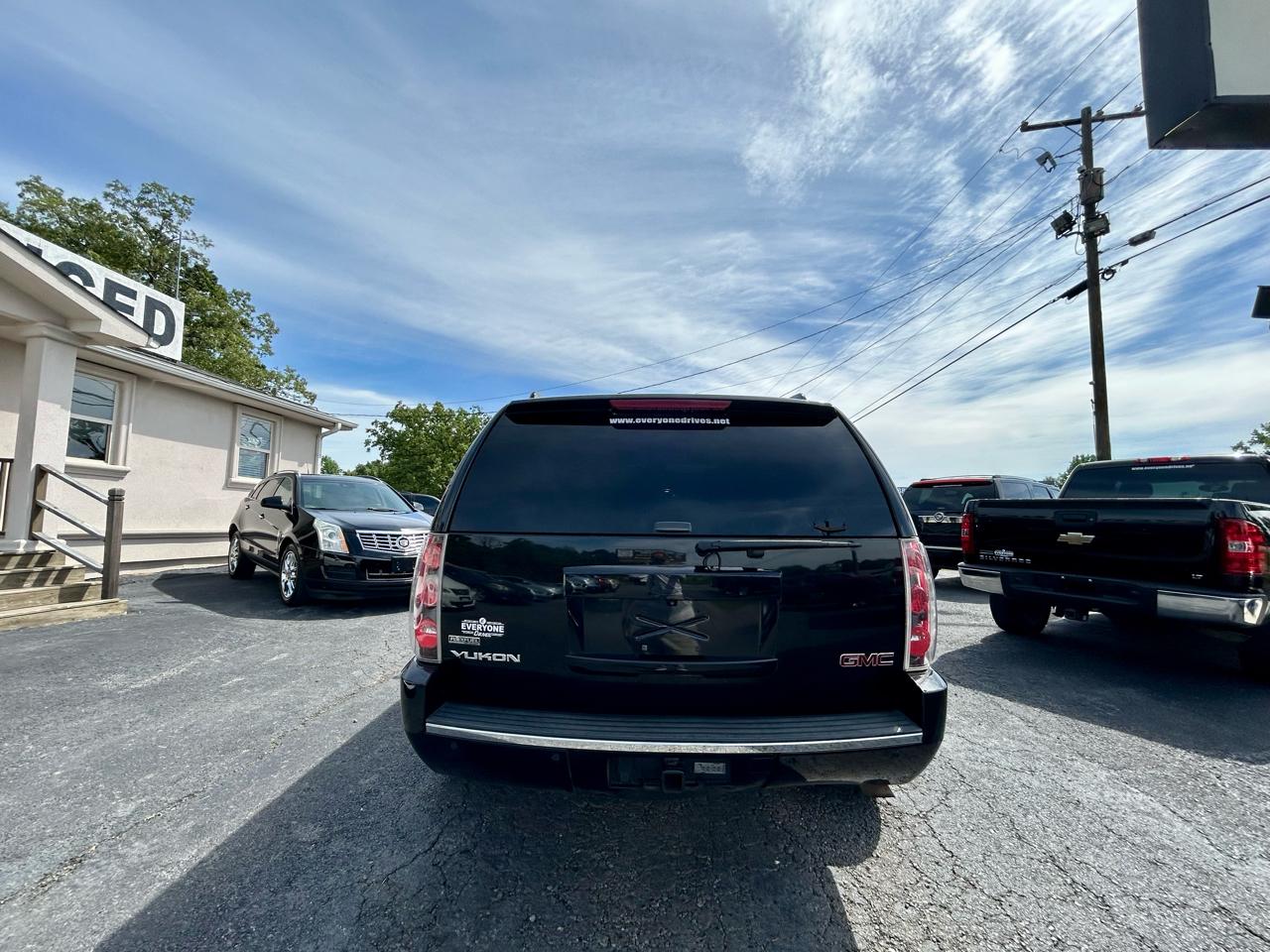 GMC Yukon Denali  2011