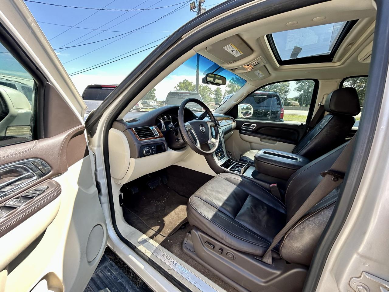 Cadillac Escalade  2011