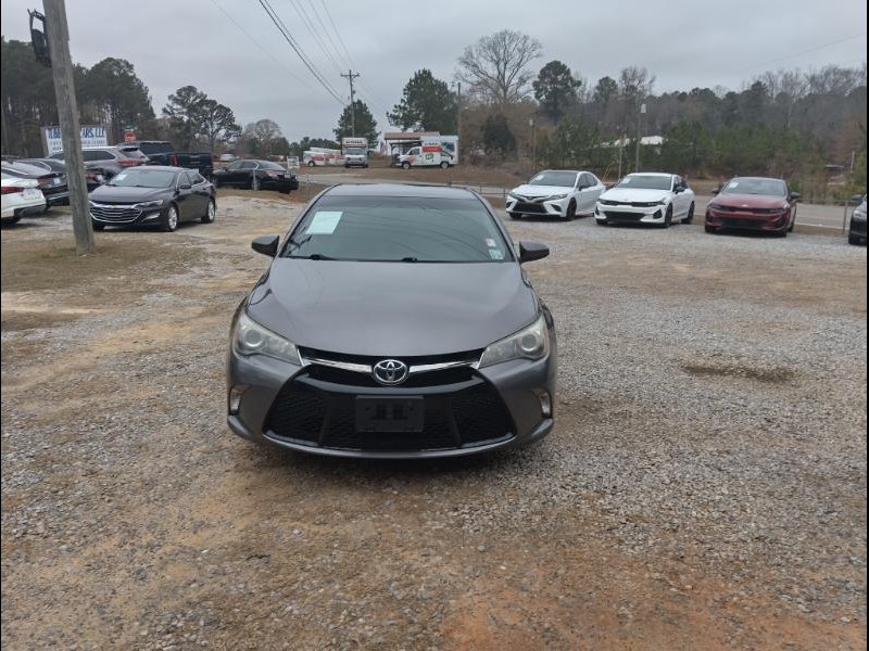 2015 Toyota Camry SE's photo