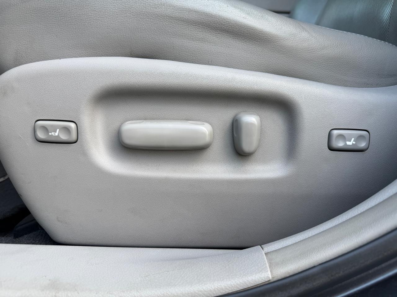 Toyota Highlander Limited 2WD 2012