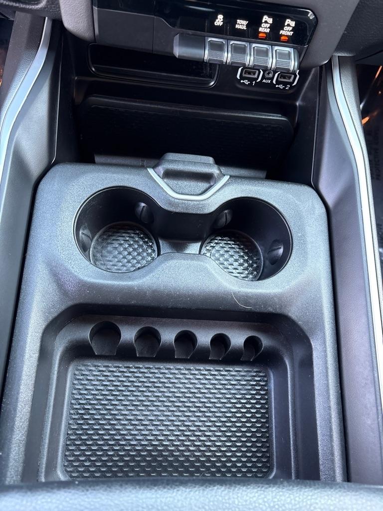 RAM 1500 Big Horn 4x4 Crew Cab 5'7" Box 2020