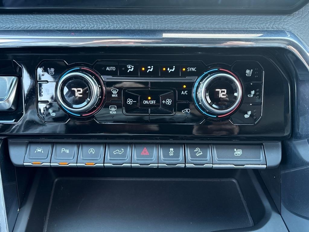 GMC Sierra 1500 4WD Crew Cab 147" Denali 2023