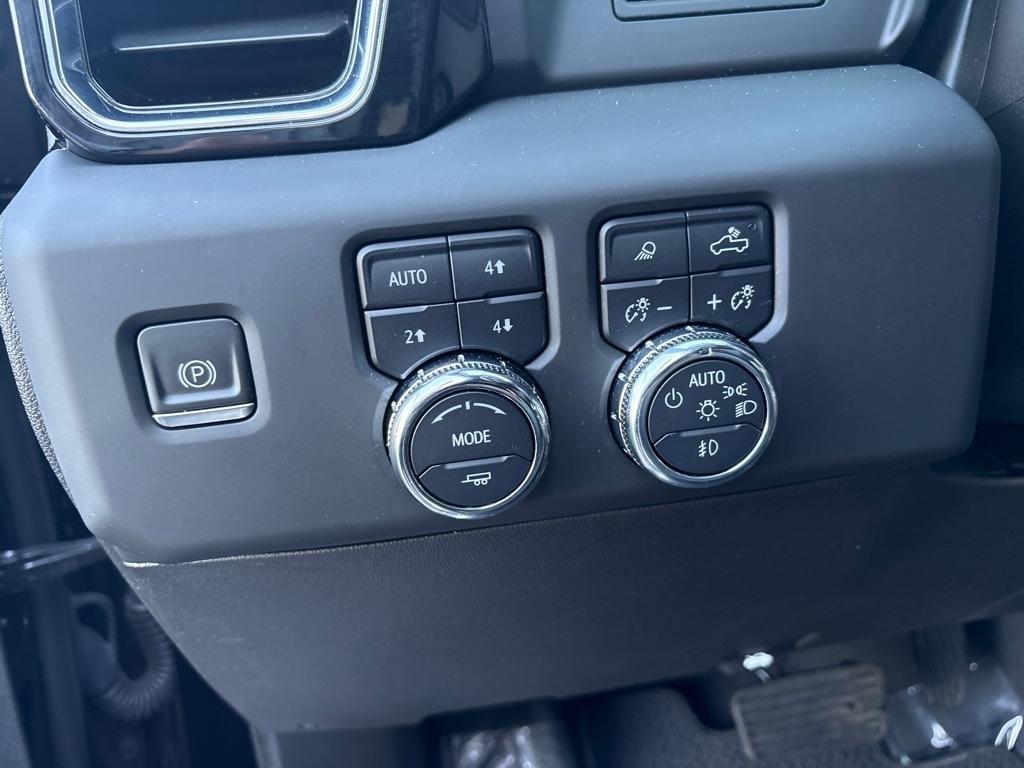 GMC Sierra 1500 4WD Crew Cab 147" Denali 2023