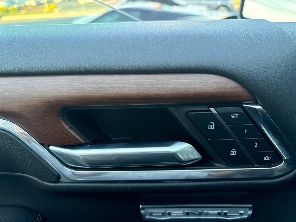 GMC Sierra 1500 4WD Crew Cab 147" Denali 2023