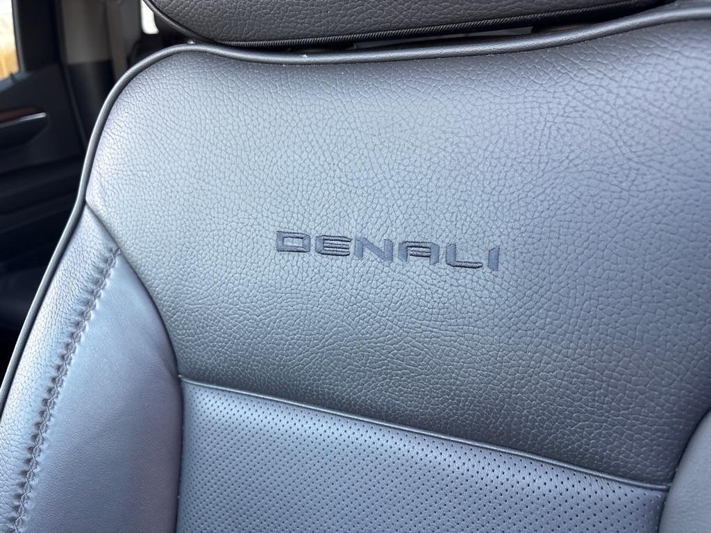 GMC Sierra 1500 4WD Crew Cab 147" Denali 2023