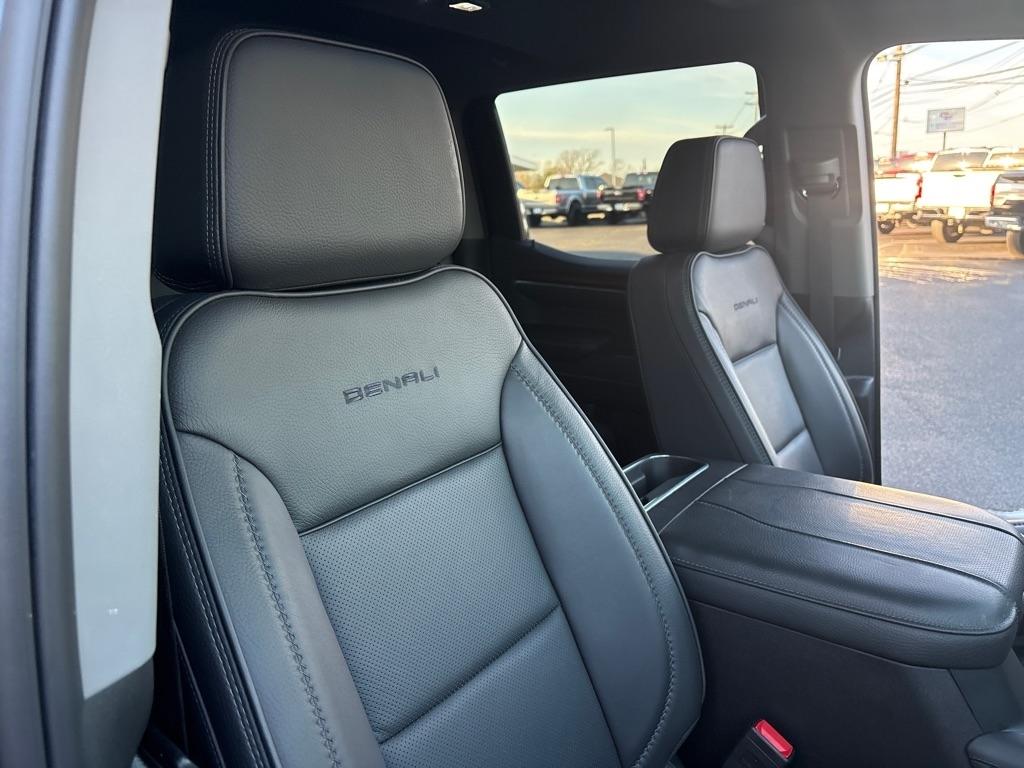 GMC Sierra 1500 4WD Crew Cab 147" Denali 2023