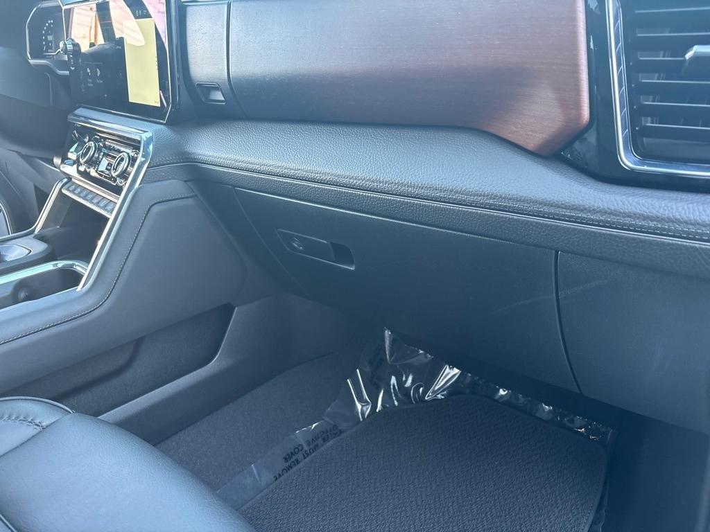 GMC Sierra 1500 4WD Crew Cab 147" Denali 2023