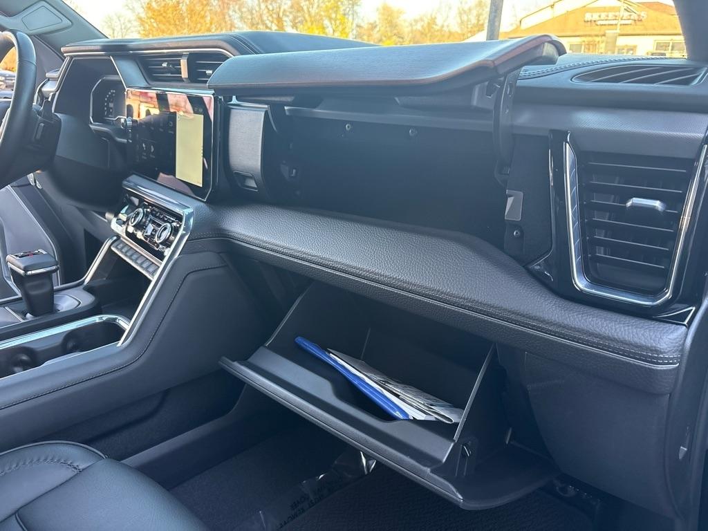 GMC Sierra 1500 4WD Crew Cab 147" Denali 2023