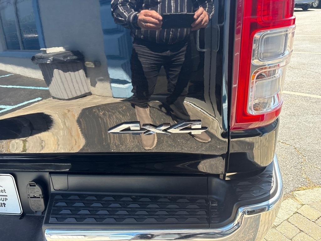 RAM 1500 Big Horn 4x4 Crew Cab 5'7" Box 2022
