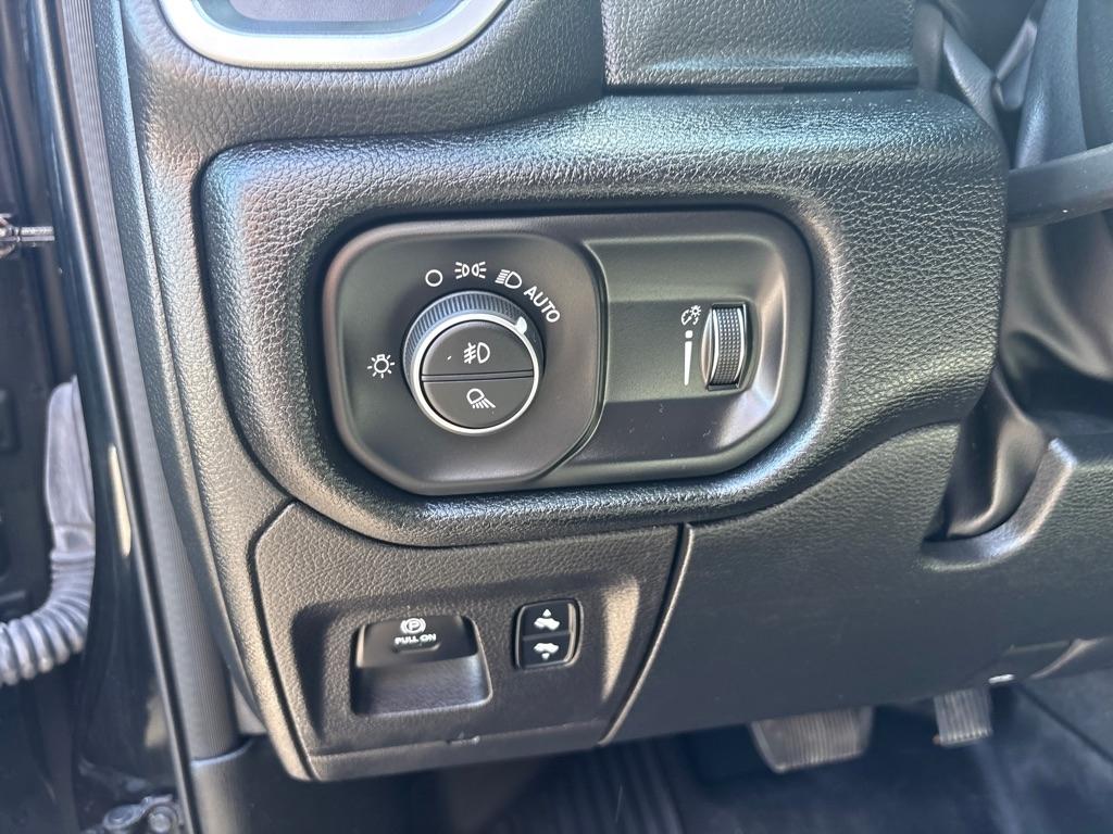 RAM 1500 Big Horn 4x4 Crew Cab 5'7" Box 2022