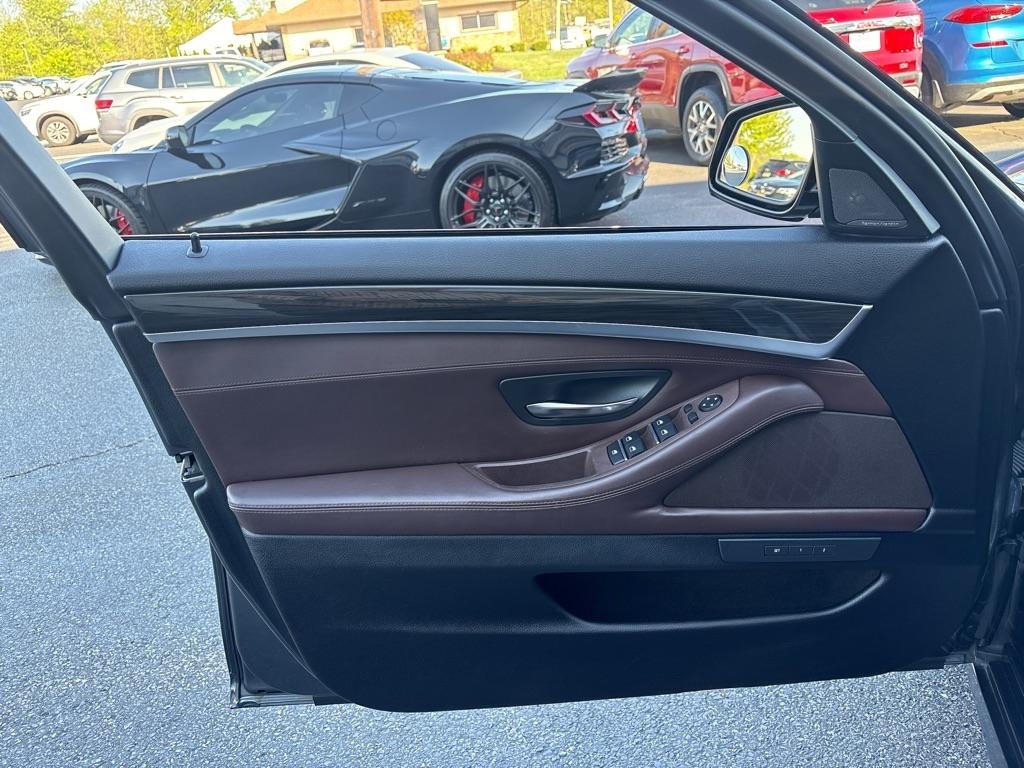 BMW 5 Series 4dr Sdn 550i xDrive AWD 2016