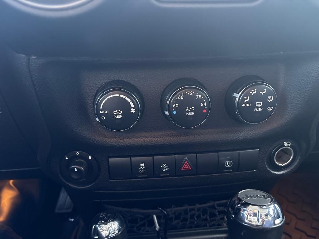 Jeep Wrangler Unlimited 4WD 4dr Sahara 2014