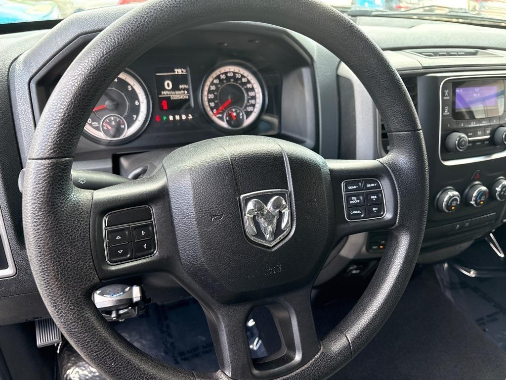 RAM 1500 4WD Quad Cab 140.5" Express 2016