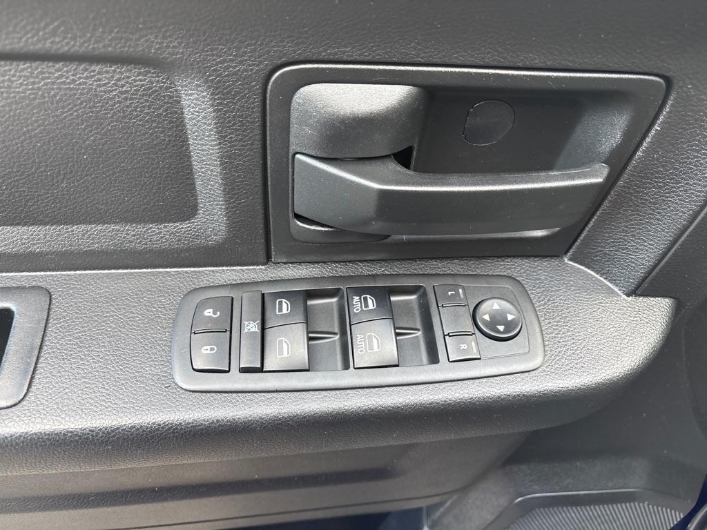 RAM 1500 4WD Quad Cab 140.5" Express 2016